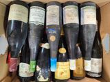 plusieurs bouteilles de vin rangées ensemble dans une caisse