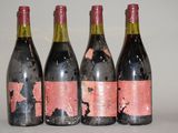 trois bouteilles de vin sont posées l'une à côté de l'autre sur une table