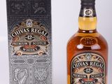 un gros plan sur une bouteille de Chivas Regal à côté d'une boîte