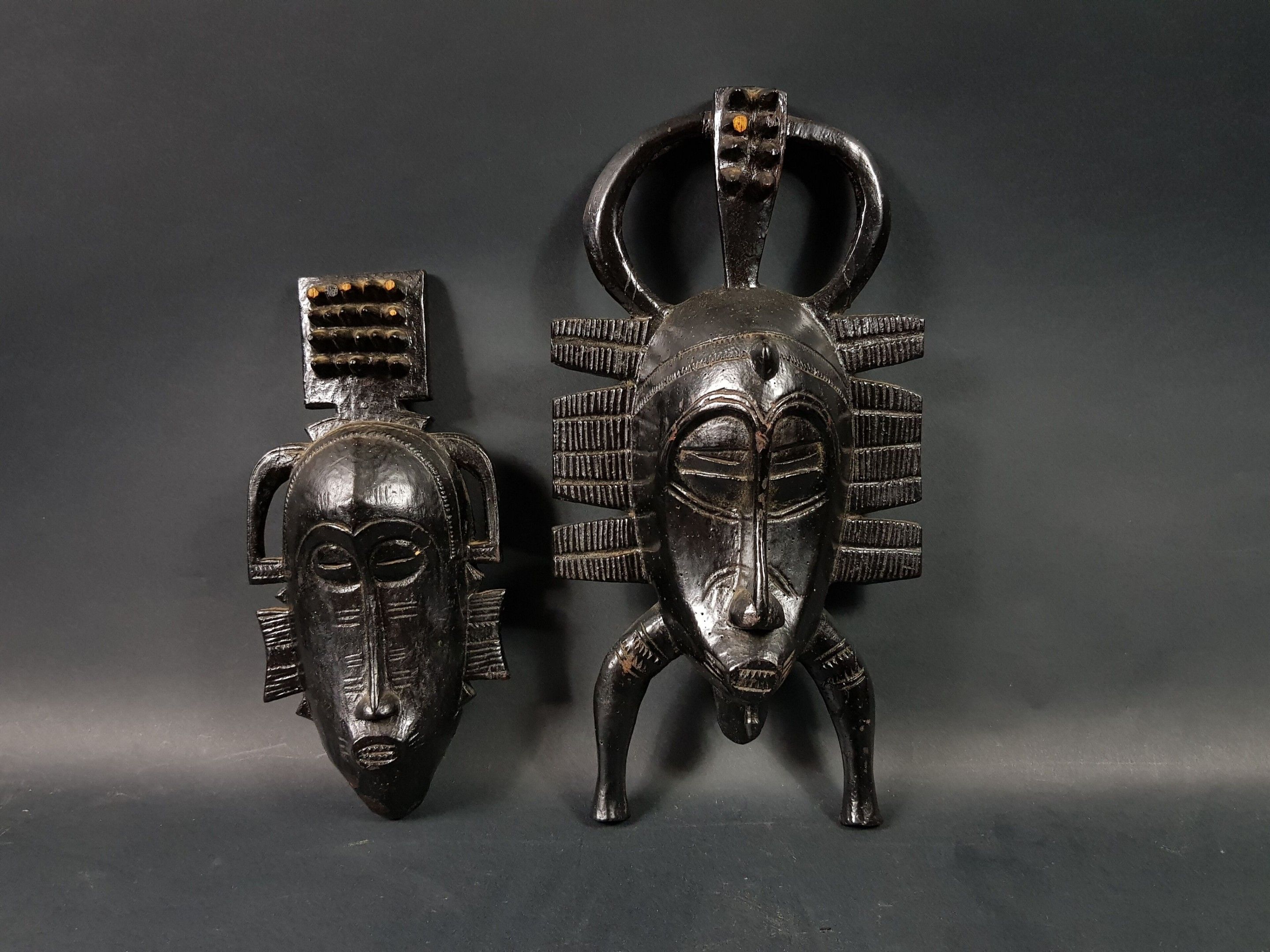 Masques Kpelie Sénoufo, Côte d'Ivoire Bois Lot de deux anciens masques Kpelie Sénoufo recouverts d'une peinture bitum...