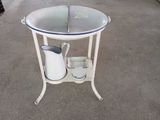 une petite table sur laquelle se trouvent un pichet et une tasse