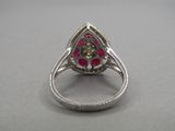 Gros plan sur une bague ornée d'une pierre rose