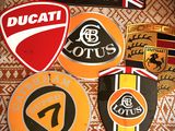Plusieurs types d'autocollants sont exposés sur une table