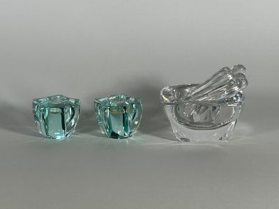 deux petits oiseaux en verre posés l'un à côté de l'autre sur une table