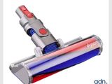 un gros plan d'un aspirateur rouge et bleu sur fond blanc