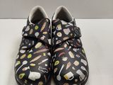 des chaussures noires et blanches ornées d'un motif représentant des aliments et des ustensiles de cuisine