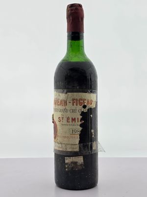 une bouteille de vin posée sur une table