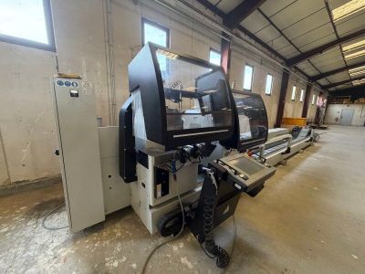 une machine qui se trouve à l'intérieur d'un bâtiment