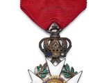 un ruban rouge orné d'une étoile et d'une couronne