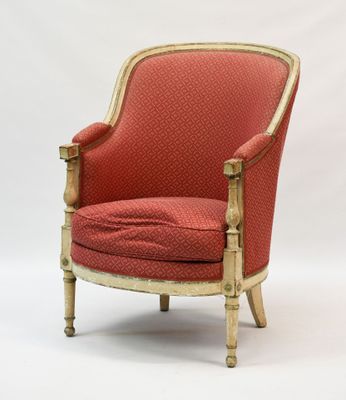 une vieille chaise avec un coussin rembourré rouge