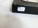 une photo d'une horloge posée sur une table