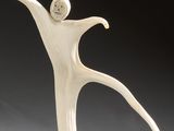 une sculpture blanche représentant un homme debout sur un snowboard