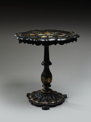 Beau guéridon à plateau polylobé basculant en carton bouilli… - Photo 1