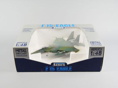 une boîte contenant une maquette d'avion de chasse