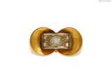 une image d'une bague en or et diamants sur fond blanc