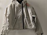 la veste est suspendue à un cintre sur le mur