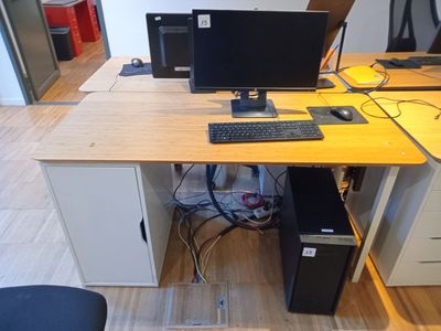 un bureau d'ordinateur équipé de deux écrans et d'un clavier