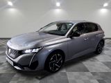 la voiture argentée est garée sur le sol à carreaux d'une pièce