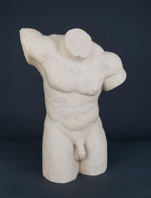 une statue blanche représentant un homme les mains sur la tête