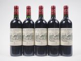 quatre bouteilles de vin rouge sont alignées