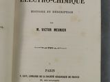 un livre ouvert sur lequel figure une image en noir et blanc d'un « Electric Chimique »