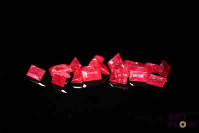 de très jolis diamants rouges sur un fond noir