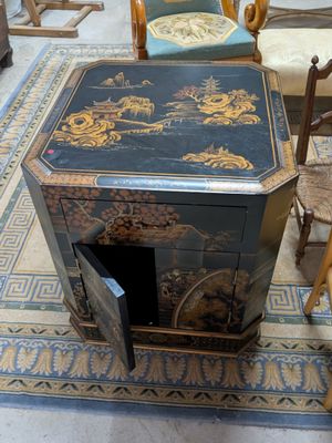 une petite table ornée d'un motif noir et or