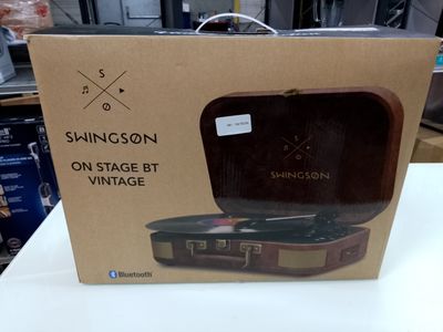 La boîte est ouverte sur la table et contient une valise.