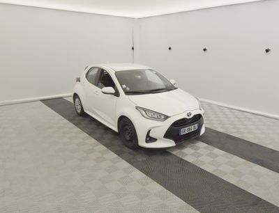 une Toyota Yaris blanche garée dans un garage