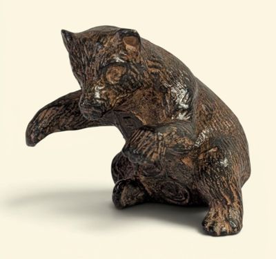 Pierre CHENET (XXe/XXIe) "Ourson grizzly brun assis sur son …