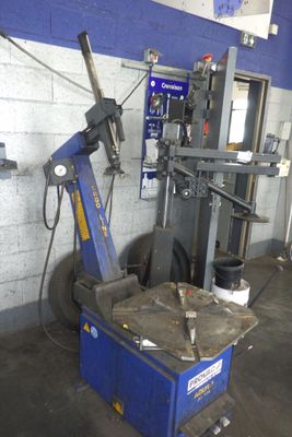 une machine qui se trouve dans une pièce où il y a un chariot bleu