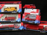trois camions jouets rouges et jaunes sont empilés les uns sur les autres