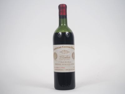 une bouteille de vin posée sur une table