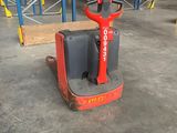 un chariot élévateur rouge dans un grand entrepôt