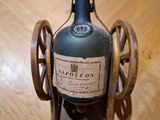 une bouteille de vin posée sur une table en bois