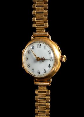 une image montrant un gros plan d'une montre-bracelet en or