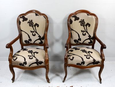 Paire de FAUTEUILS en acajou et placage, à dossier en cabrio…