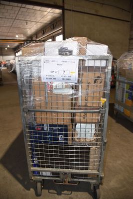 un chariot contenant de nombreux cartons dans un entrepôt
