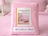 une photo d'un lit recouvert d'un ensemble de draps roses