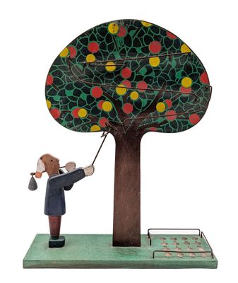figurine en bois représentant un homme avec un pommier, posée sur un socle