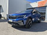 un SUV bleu garé devant un immeuble