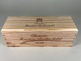 boîte en bois avec logo et nom gravés sur le couvercle