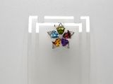 une photo en gros plan d'une paire de boucles d'oreilles dans une vitrine