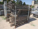 un tas de bois posé au milieu d'un champ en terre battue