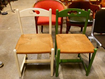 deux chaises assises l'une à côté de l'autre dans une pièce