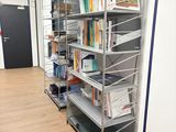 une pièce avec plein de livres sur les étagères