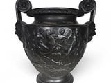 un vase noir avec une anse sur fond blanc