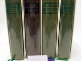 trois livres sont empilés sur une table