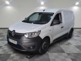 la camionnette blanche est garée sur un sol carrelé en damier