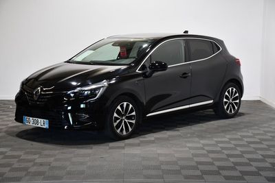 une voiture noire garée dans une pièce au sol en damier